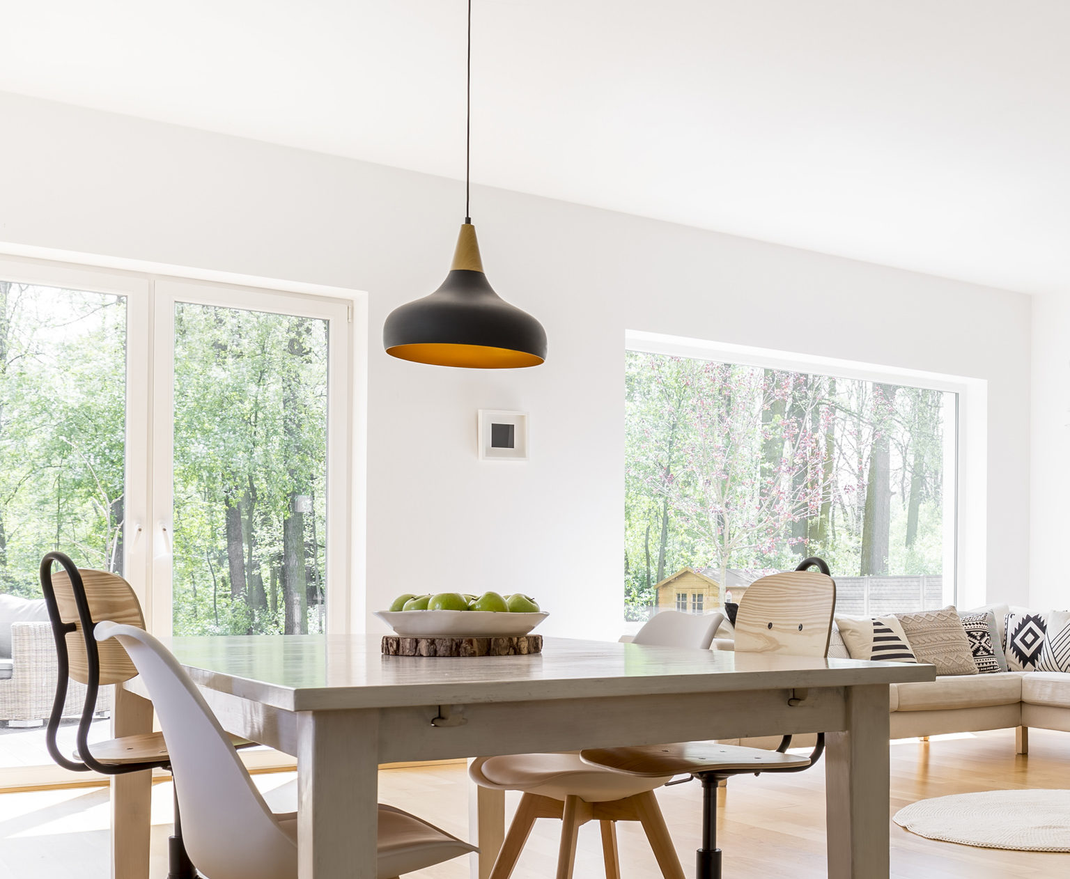 Vrida lamparm köksbord och svart lampa